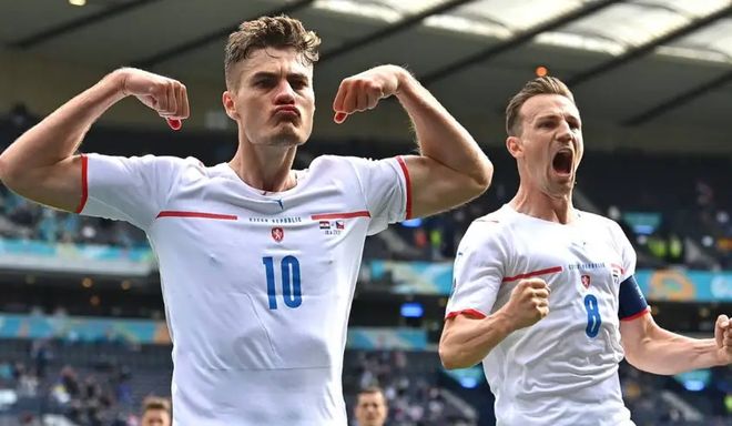 包含意大利足球精彩对决，双方势均力敌的词条