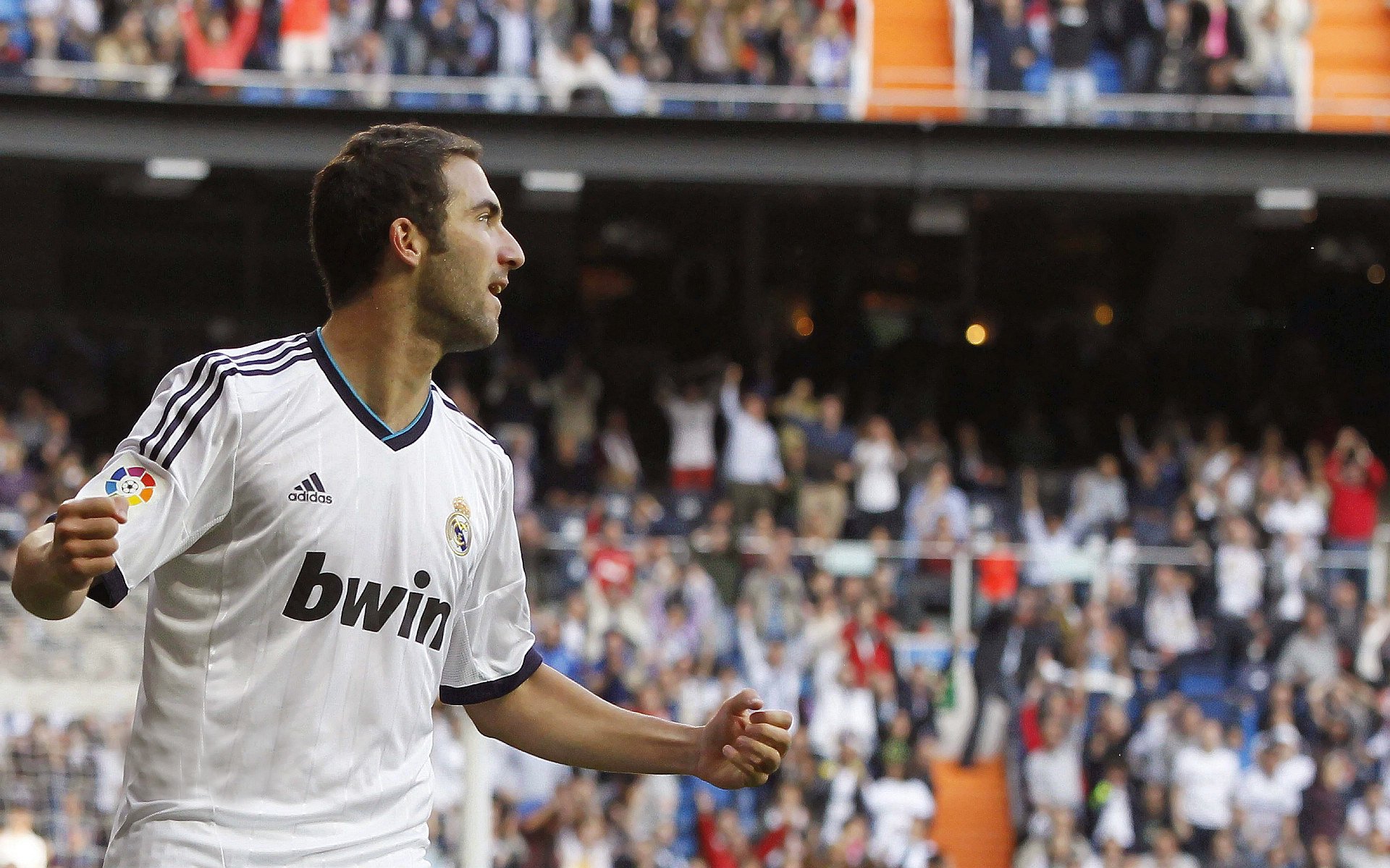 NBA季后赛之夜，奥纳纳惊艳四座，从足球门将到篮球奇观的跨界传奇